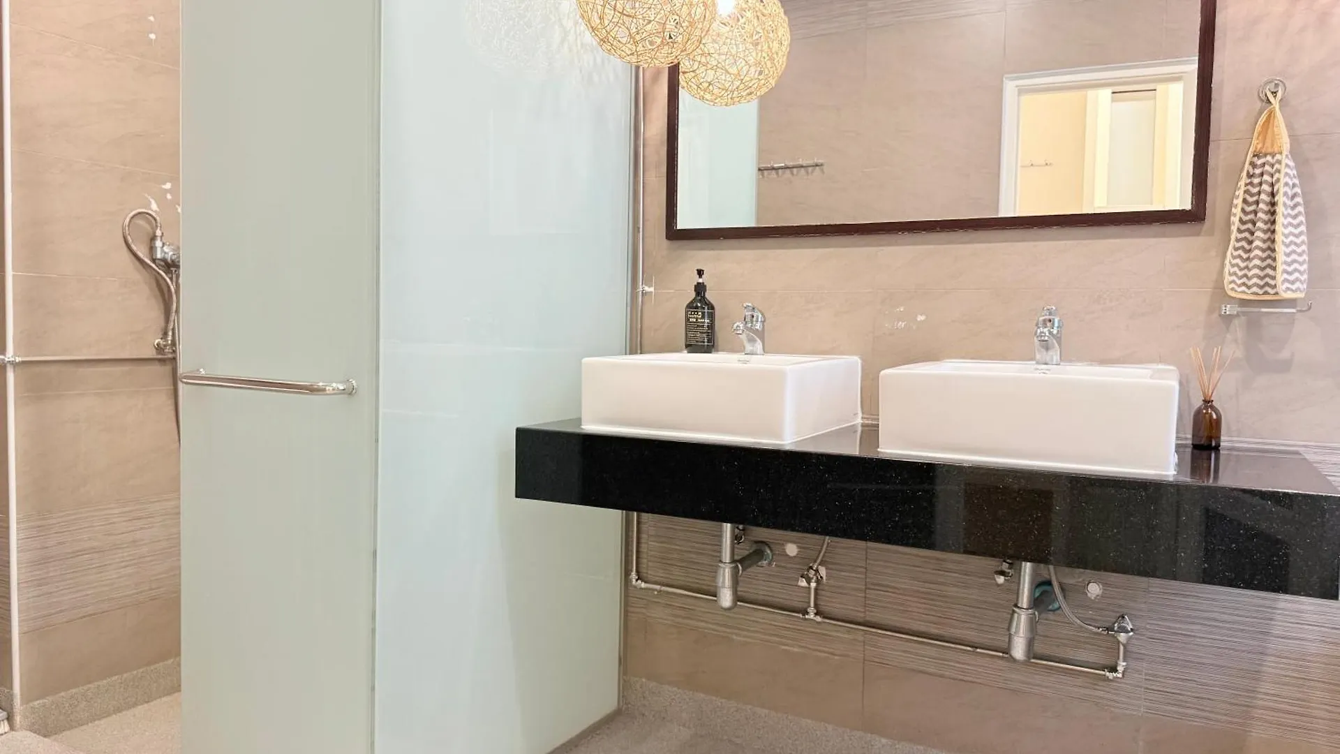 Ocean 19 Shamrock Villa Beachfront Big Group 4 Bedroom 5 Bathroom With Pool Tanjung Bungah  Tanjung Bungah (Penang)
